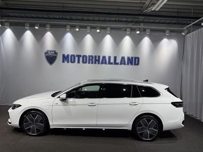 Vit Begagnad 2025 VW Passat R-line Kombi | 519 900 kr (Marknadspris)