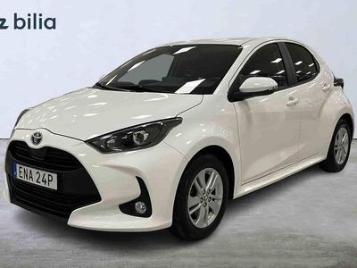 Vit Begagnad 2023 Toyota Yaris Hybrid Halvkombi | 219 900 kr (Marknadspris)