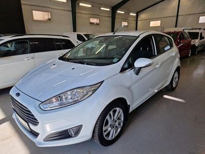 Begagnad Ford Fiesta Titanium 101 HK (74 kW) 2014 Vit Halvkombi