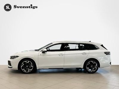 Vit Begagnad 2024 VW Passat R-line Kombi | 389 500 kr (Dyr)