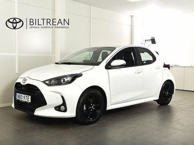 Vit Begagnad 2024 Toyota Yaris Hybrid Active Halvkombi | 249 900 kr (Marknadspris)