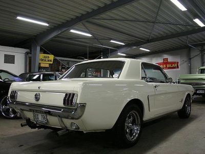 Begagnad Ford V8 224 HK (164 kW) 1965 Vit Sedan