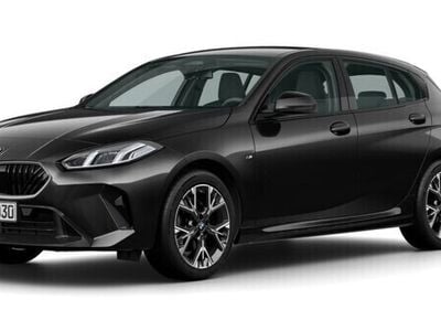 Svart (black sapphire metallic) Begagnad 2025 BMW 120 Shadowline Halvkombi | 364 700 kr (Bra pris)