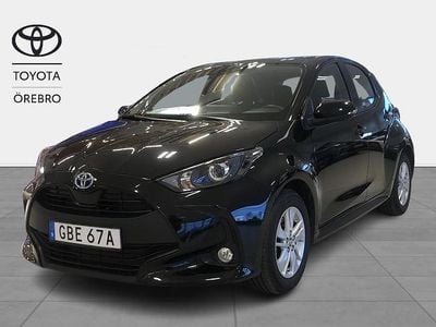 Svart Begagnad 2023 Toyota Yaris Hybrid Active Halvkombi | 219 900 kr (Marknadspris)