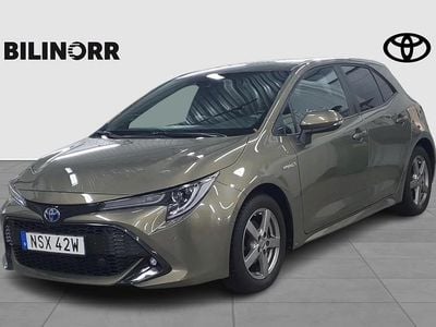 Grön Begagnad 2020 Toyota Corolla Hybrid | 204 900 kr (Marknadspris)