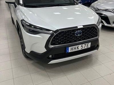 Vit Begagnad 2022 Toyota Corolla Cross Style SUV | 329 900 kr (Marknadspris)