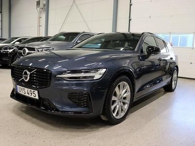 Mörkblå (blå) Begagnad 2022 Volvo V60 R-Design Kombi | 444 800 kr (Marknadspris)