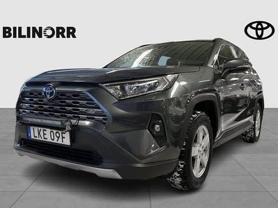 Grå Begagnad 2022 Toyota RAV4 Hybrid Active SUV | 339 900 kr (Marknadspris)