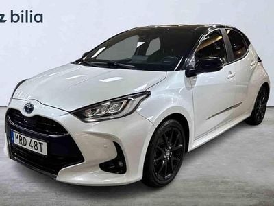 Vit Begagnad 2022 Toyota Yaris Hybrid Halvkombi | 229 900 kr (Marknadspris)