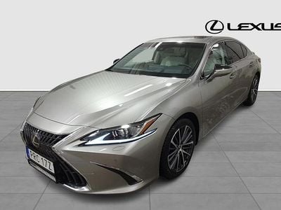 Ljusgrå Begagnad 2023 Lexus ES300H Executive Line Sedan | 429 900 kr (Marknadspris)