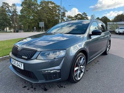 Grå Begagnad 2015 Skoda Octavia RS Kombi | 134 900 kr (Marknadspris)