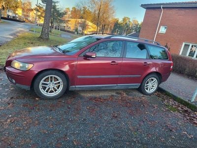 Mörkröd Begagnad 2005 Volvo V50 Kombi | 30 500 kr (Lite dyr)