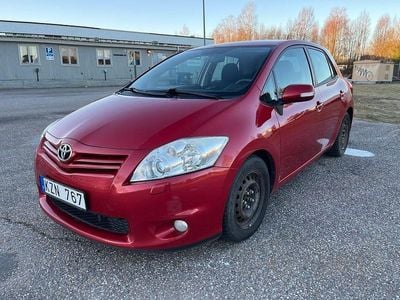 Mörkröd Begagnad 2010 Toyota Auris Halvkombi | 45 000 kr (Marknadspris)