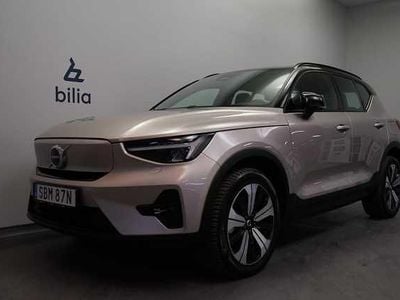 Ljusgrå Begagnad 2022 Volvo XC40 Plus SUV | 359 500 kr (Superpris)