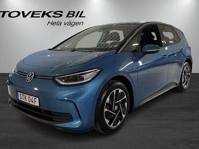 Begagnad VW ID.3 Pro Performance 239 kW (326 HK) 2023 Blå (costa azul metallic black) Halvkombi