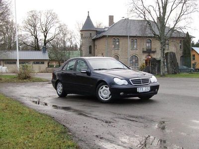 Mörkblå Begagnad 2000 Mercedes C180 Sedan | 34 000 kr
