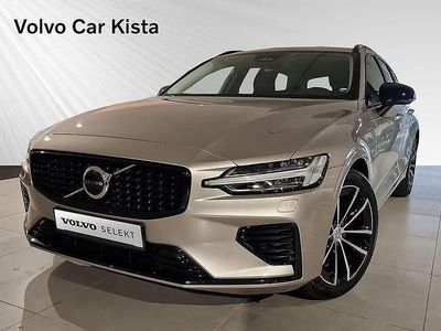 Ljusgrå Begagnad 2024 Volvo V60 Plus Kombi | 449 900 kr (Marknadspris)