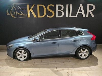 Blå Begagnad 2014 Volvo V40 Momentum Halvkombi | 99 800 kr (Marknadspris)