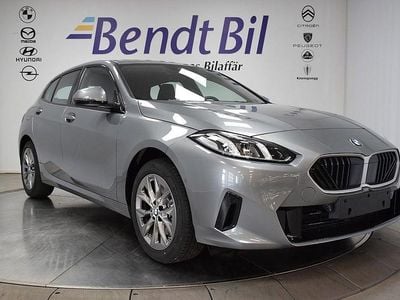 Skyscraper grey metallic Ny 2025 BMW 120 Shadowline Halvkombi | 359 500 kr (Superpris)