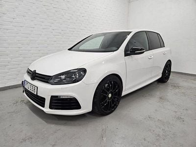 Vit Begagnad 2010 VW Golf VI R Halvkombi | 149 900 kr