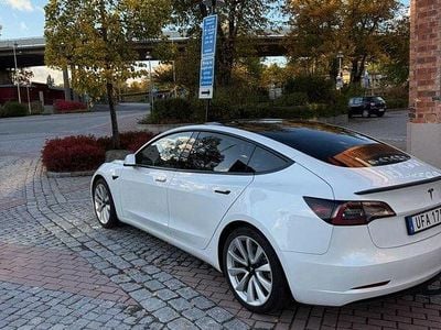 Begagnad Tesla Model 3 Standard Range Plus 189 kW (258 HK) 2020 Vit Sedan