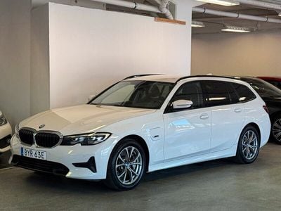 Vit Begagnad 2021 BMW 330e Sport Line Kombi | 289 900 kr (Marknadspris)