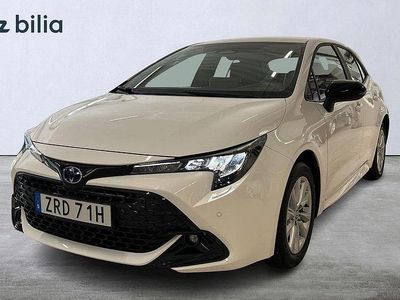 Vit Begagnad 2025 Toyota Corolla Hybrid Active Halvkombi | 324 900 kr (Marknadspris)