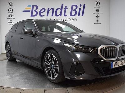 Sophisto grey brilliant effect Begagnad 2024 BMW 530e M Sport Kombi | 584 500 kr (Bra pris)