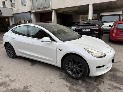 Vit Begagnad 2020 Tesla Model 3 Standard Range Plus Sedan | 220 000 kr (Marknadspris)