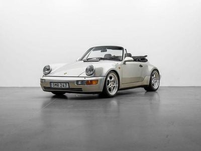 Begagnad Porsche 911 Carrera 250 HK (183 kW) 1992 Zermatt silver metallic / svart top Cab