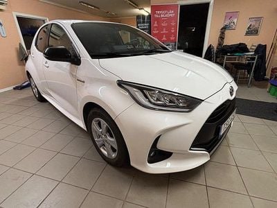 Vit Begagnad 2021 Toyota Yaris Hybrid Style Sedan | 179 000 kr (Superpris)