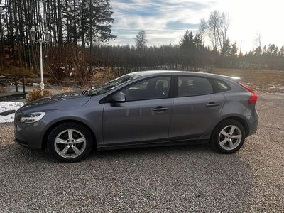 Gråmetallic Begagnad 2017 Volvo V40 | 125 000 kr (Marknadspris)