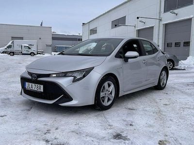 Silver Begagnad 2019 Toyota Corolla Hybrid Active Halvkombi | 194 900 kr (Marknadspris)