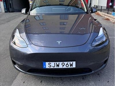 Grå Begagnad 2021 Tesla Model Y Long Range AWD SUV | 319 000 kr (Lite dyr)