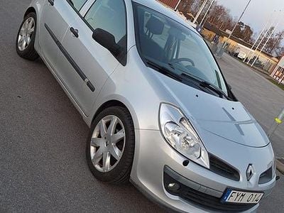Ljusgrå Begagnad 2008 Renault Clio II | 30 000 kr