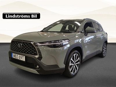 Grön Begagnad 2025 Toyota Corolla Cross Style SUV | 413 900 kr (Marknadspris)