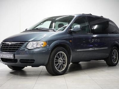 Grå Begagnad 2005 Chrysler Town & Country Minibuss | 59 900 kr
