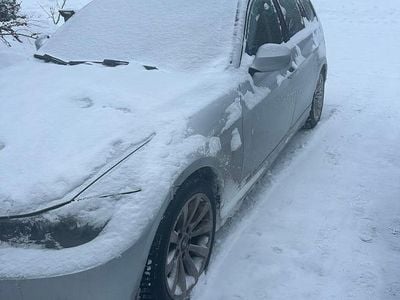 Titansilver met. Begagnad 2011 BMW 318 Kombi | 42 000 kr