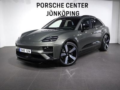 Grön (green) Ny 2025 Porsche Macan Turbo SUV | 1 571 200 kr