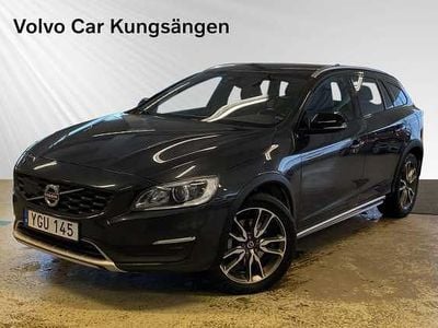Grå Begagnad 2016 Volvo V60 CC Summum Kombi | 199 900 kr (Marknadspris)