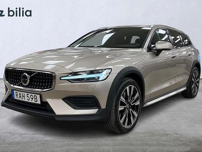Begagnad Volvo V60 CC Core 200 HK (147 kW) 2023 Ljusgrå Kombi