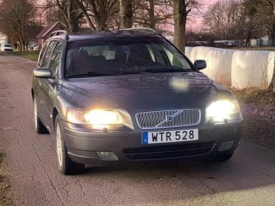 Grå meetallic Begagnad 2005 Volvo V70 Momentum Kombi | 39 900 kr (Marknadspris)