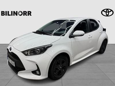 Vit Begagnad 2022 Toyota Yaris Hybrid Active Halvkombi | 224 900 kr (Marknadspris)