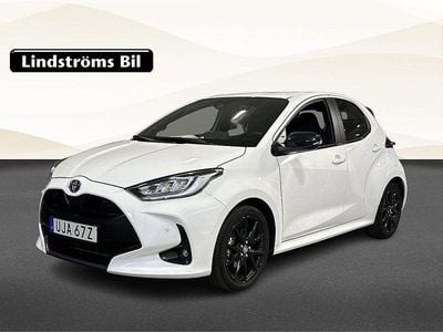 Vit Begagnad 2023 Toyota Yaris Hybrid Style Halvkombi | 245 000 kr (Marknadspris)