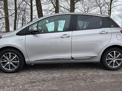 Begagnad Toyota Yaris Hybrid 101 HK (74 kW) 2019 Silver Halvkombi