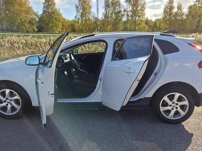 Vit Begagnad 2017 Volvo V40 CC Kombi | 153 000 kr (Marknadspris)