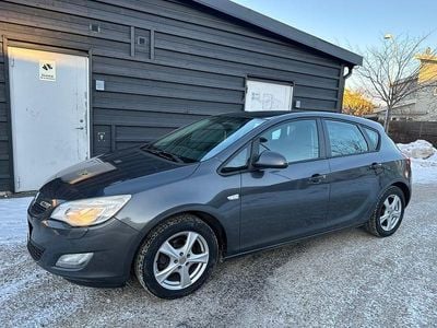 Begagnad Opel Astra Enjoy 115 HK (84 kW) 2011 Grey metallic Halvkombi