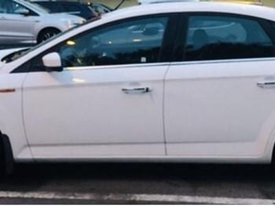 Begagnad Ford Mondeo Ghia 160 HK (117 kW) 2007 Vit Halvkombi