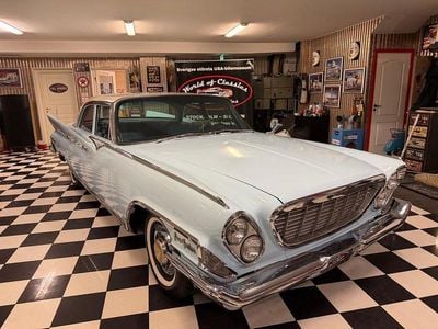 Begagnad Chrysler New Yorker 350 HK (257 kW) 1961 Alaskan white / parisian blue Sedan