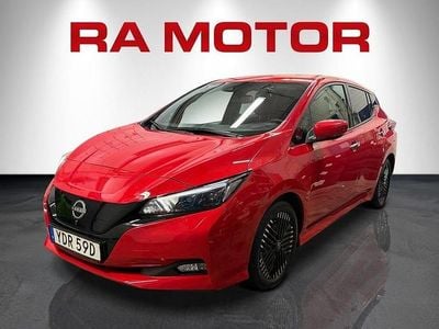 Begagnad Nissan Leaf N-Connecta 110 kW (150 HK) 2022 Röd Halvkombi